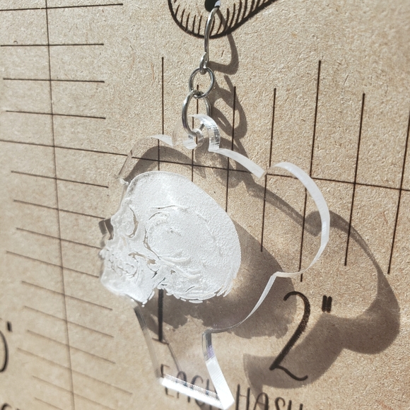 Silhouette profile engraved skull earrings - Picture 9 of 9